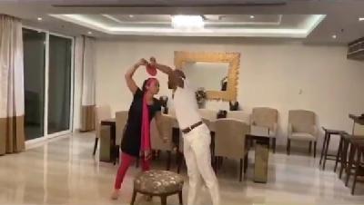 Dhawan turns into Jitendra, dances to Bollywood classic