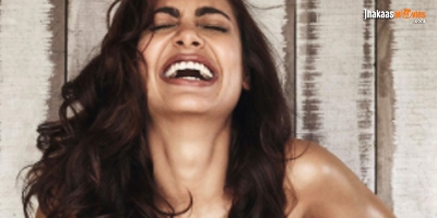 Esha Gupta Goes Topless In Her Latest Photos