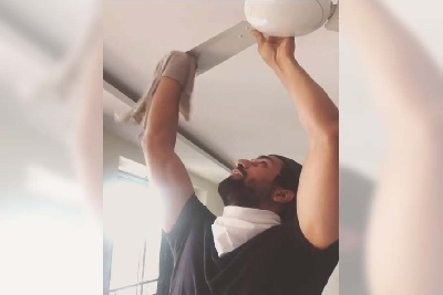 Lockdown diaries: Vicky Kaushal cleans fan, Kriti Sanon pulls his leg.