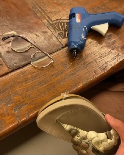 Twinkle Khanna tries her hands in repairing broken slipper, specs.