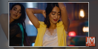 When 'Four More Shots Please!' girls changed in an Istanbul cafe loo