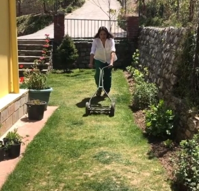Neena Gupta mows the lawn amid coronavirus.