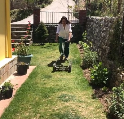 Neena Gupta mows the lawn amid coronavirus.