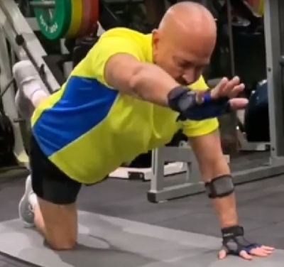 Hrithik Roshan shares workout video of 70-yr-old Rakesh Roshan.