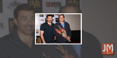 When Sunny Deol had a pillow fight with papa Dharmendra!