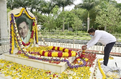 Bengaluru: Actor Shiva Rajkumar pays tributes to his father Rajkumarâ€Ž on his birth anniversary at his memorial in Bengaluru during the extended nationwide lockdown imposed to mitigate the spread of coronavirus; on Apr 24, 2020. (Photo: IANS)