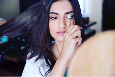 Sonam considers curling eyelashes an 