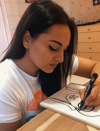 Sonakshi explores her love for drawing faces, as she auctions paintings.