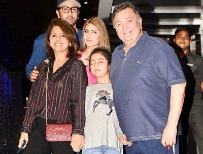 Neetu posts 'complete' family pic with Rishi Kapoor, Ranbir, Riddhima.