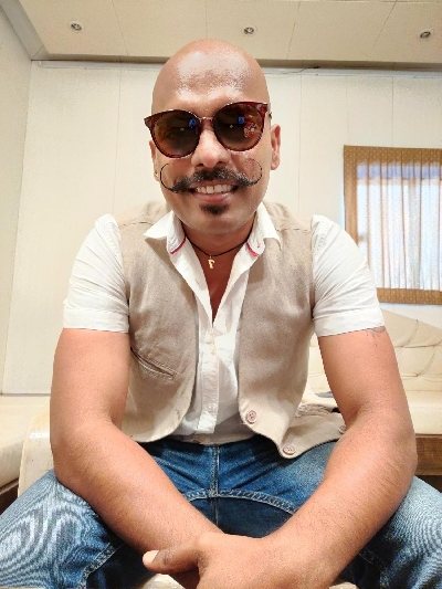 COVID-19: Lyricist Prashant Ingole helps people in need.