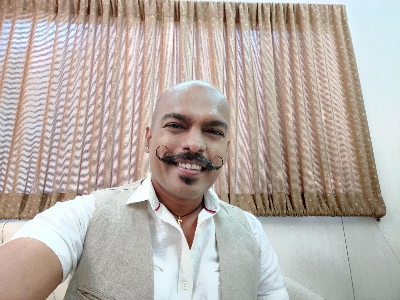 COVID-19: Lyricist Prashant Ingole helps people in need.