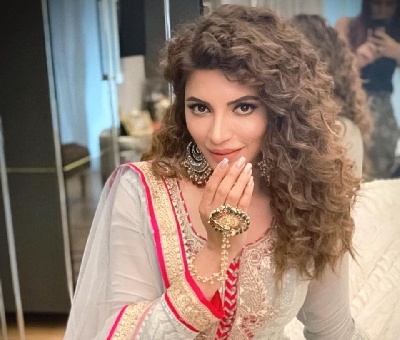 Shama Sikander donates money to the needy on Eid.