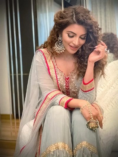 Shama Sikander donates money to the needy on Eid.