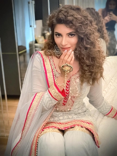 Shama Sikander donates money to the needy on Eid.