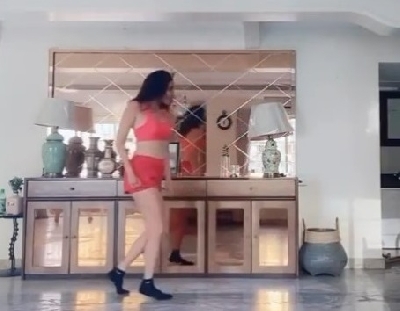 Karishma Tanna moonwalks to Drake's rhythm.