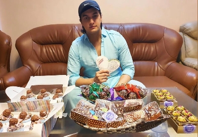 TV Star Mohsin Khan's fans surprise him with sweets, treats.