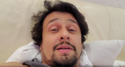 Sonu Nigam reveals falling prey to power play by a Bollywood actor.