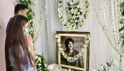 Patna: Bhojpuri singer-actress Akshara Singh pays tributes to late actor Sushant Singh Rajput during her vist to his residence to pay condolences to his family members, in atna on June 20, 2020. (Photo: IANS)