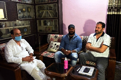 Patna: Bhojpuri actor Khesari Lal Yadav meets Sushant Singh Rajput's father Krishna Kumar Singh, during his visit to the late actor's residence to pay his condolences,  in Patna on June 20, 2020. (Photo: IANS)