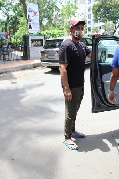 Mumbai: Actor Amit Sadh seen at a dubbing studio in Juhu, Mumbai on June 19, 2020. (Photo: IANS)