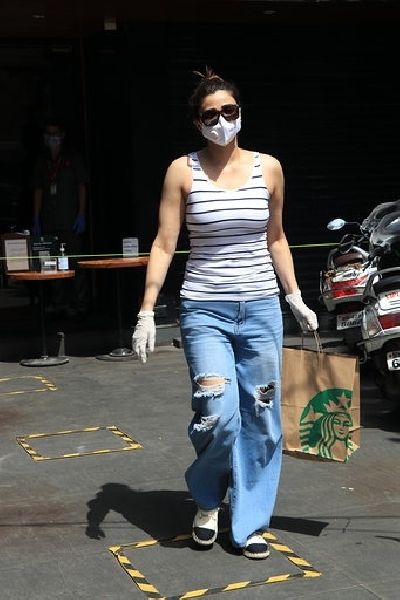 Mumbai: Actress Daisy Shah seen at Bandra in Mumbai on June 22, 2020. (Photo: IANS)