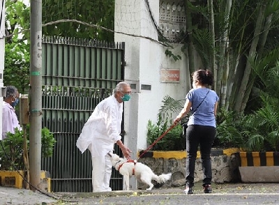 Mumbai: Lyricist, poet, author, screenwriter and film director Gulzar seen at Bandra in Mumbai on June 22, 2020. (Photo: IANS)