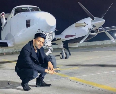 Mumbai, June 25 (IANS) Popular singer Guru Randhawa has lent support to Punjabi singer Barbie Maan by writing the lyrics of her upcoming song 