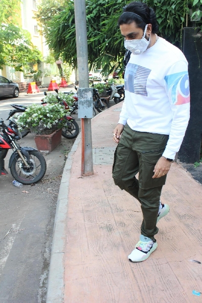 Mumbai: Actor Abhishek Bachchan seen at a dubbing studio in Mumbai's Juhu on June 25, 2020. (Photo: IANS)