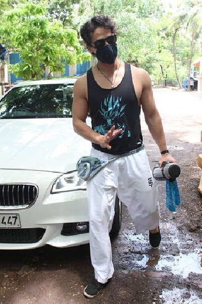 Mumbai: Actor Tiger Shroff seen at a dubbing studio in Mumbai's Juhu on July 1, 2020. (Photo: IANS)