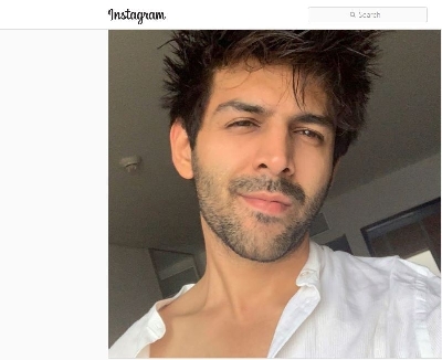 Kartik Aaryan has a new selfie logic.