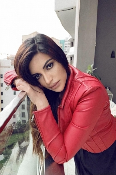 Shama Sikander enjoys virtual photoshoot sessions.