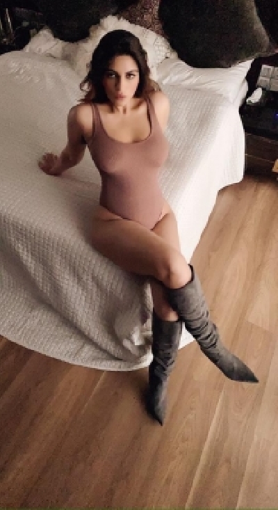 Shama Sikander enjoys virtual photoshoot sessions.