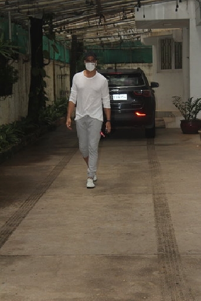 Mumbai: Actor Akshay Kumar seen at an editing studio in Mumbai's Juhu on July 8, 2020. (Photo: IANS)