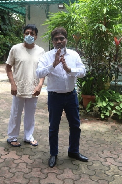 Mumbai: Comedian Johny Lever arrives at the burial of veteran Bollywood comedian Jagdeep, in Mumbai on July 9, 2020. (Photo: IANS)