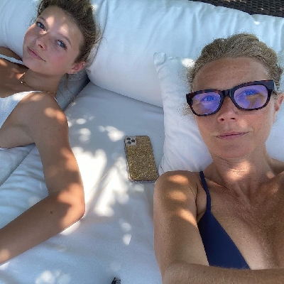 Gwyneth Paltrow, daughter pose for a summertime selfie