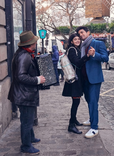 Sushant Singh Rajput, Sanjana live life to the fullest in 'Khulke jeene ka' video.