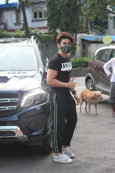 Mumbai: Actor  Gurmeet Chaudhary and wife, seen in Juhu on July 21, 2020. (Photo: IANS)