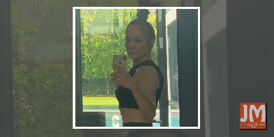 Jennifer Lopez shows off her fit figure in birthday selfie