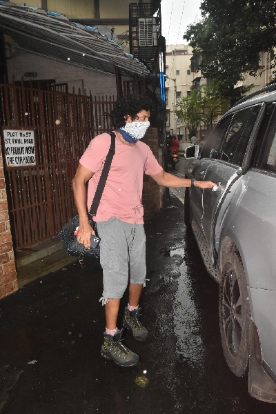 Mumbai: Actor Farhan Akhtar spotted at dubbing studio in Mumbai's Bandra on July 29, 2020. (Photo: IANS)