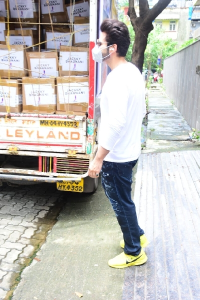 Jackie Bhagnani extends a helping hand to the families of the 600 dancers of the 'All India Film Television and Events Dancers Association'!.