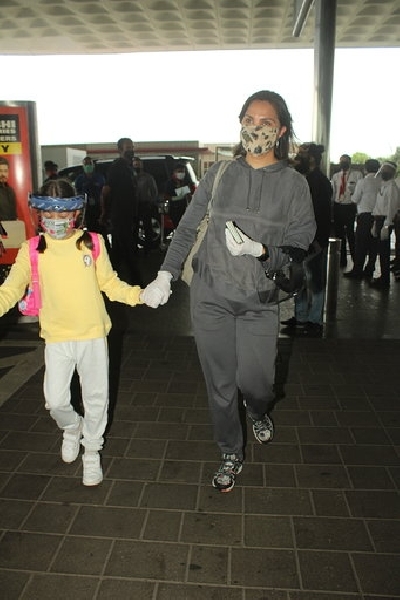 Mumbai: Actress Lara Dutta seen with her daughter Saira Bhupathi at Chhatrapati Shivaji Maharaj International Airport as she leaves for the UK for the shooting of her upcoming film "Bell Bottom" from Mumbai on Aug 6, 2020. (Photo: IANS)