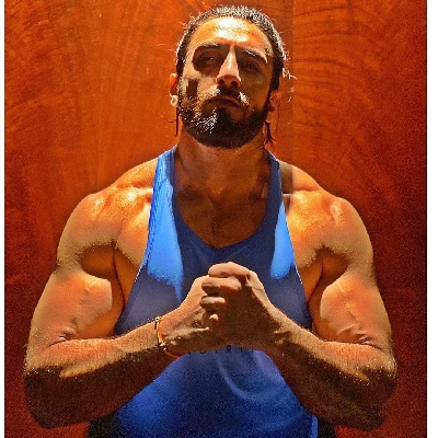Ranveer posts beefed up look: 'Kaam dhanda nahi hai'