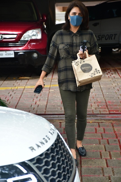 Mumbai: Actress Neetu Kapoor seen at Bandra in Mumbai on Aug 10, 2020. (Photo: IANS)