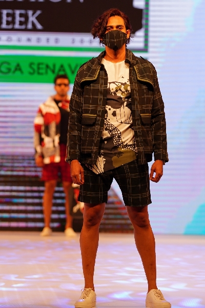 COLOMBO, Aug. 14, 2020 (Xinhua) -- A model wearing a face mask presents a fashion creation during the Colombo Fashion Week held amid the COVID-19 outbreak in Colombo, Sri Lanka, Aug. 13, 2020. Opening on Thursday, the three-day event presents fashion creations by 27 Sri Lankan designers. (Xinhua/Tang Lu/IANS)