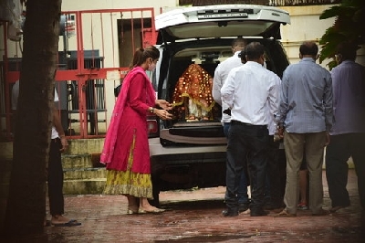 Mumbai: Actress Shilpa Shetty Kundra and her husband Raj Kundra bring home an idol of Lord Ganesha ahead of Ganesh Chaturthi celebrations, in Mumbai on Aug 20, 2020. (Photo: IANS)