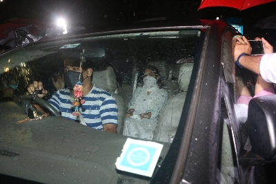 Actress Rhea Chakraborty seen in Mumbai's Santacruz for CBI inquiry on August 28, 2020. (Photo: IANS)