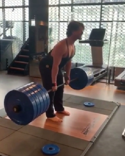 Tiger Shroff does deadlifts with 220 kilos of weight.