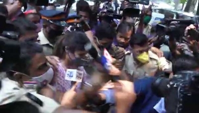 Bollywood reacts to Rhea being mobbed at NCB office