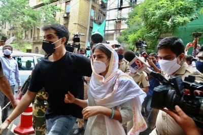 Mumbai: Bollywood actor Rhea Chakraborty accompanied by her brother Showik arrives to appear before the Enforcement Directorate for questioning in a money laundering probe vis-a-vis the Sushant Singh Rajput case, in Mumbai on Aug 10, 2020. (Photo: IANS)