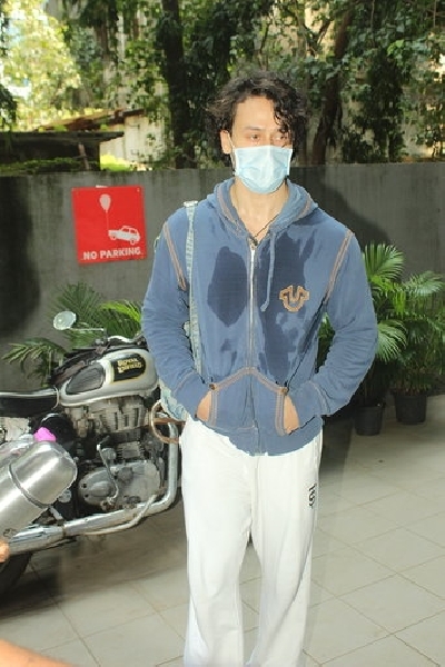 Mumbai: Actor Tiger Shroff seen at a dance class at Mumbai's Andheri on Sep 4, 2020. (Photo: IANS)